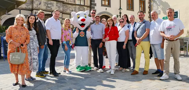 Großer Bahnhof für den Mödzi bei der langen Einkaufsnacht. Viel Programm und tolle Angebote lockten bei schönstem Sommerwetter nach Mödling | Foto: Stadtgemeinde Mödling / cr