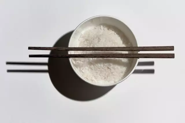 Der wichtigste Hauptbestandteil jeder Mahlzeit ist Reis - das Herzstück des Sushis. Meist wird kurz- oder mittelkörniger Reis einfach gedämpft und ungesalzen serviert. | Foto: Symbolbild: Pixabay