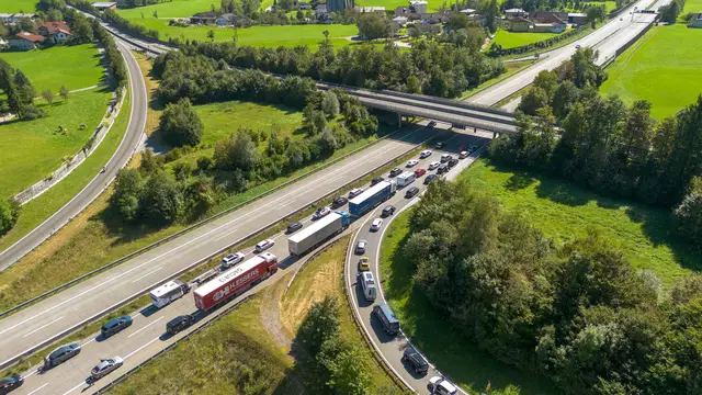 Die A10-Baustelle bei Golling sorgt zum letzten Mal für extreme Verkehrsbehinderungen, bevor das Nadelöhr Ende Juni Geschichte ist. | Foto: Franz Neumayer