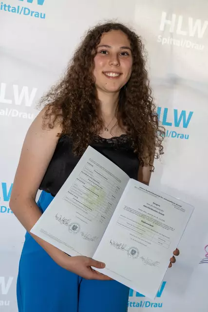 The true champion - alles 1er in den weitreichenden neun Prüfungsgebieten der HLW Diplomprüfung. Eine ausgezeichnete Matura, die das Prädikat "römisch eins" verdient. Herzliche Gratulation an  HLW Maturantin Alina Mössler, angehende Medizin-Studentin in Graz! | Foto: (c) hlwspittal 2025, Richard Krämmer