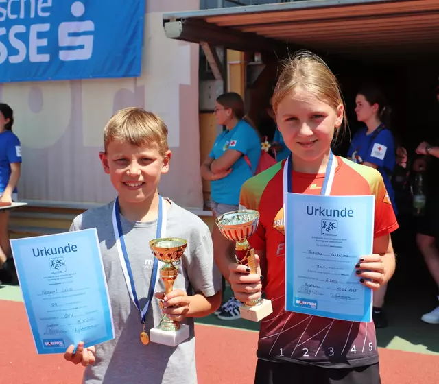 Lukas Wegwart und Valentina Schicho wurden beim Bezirkssporttag der Volksschulen Tagesbeste. | Foto: Edith Ertl
