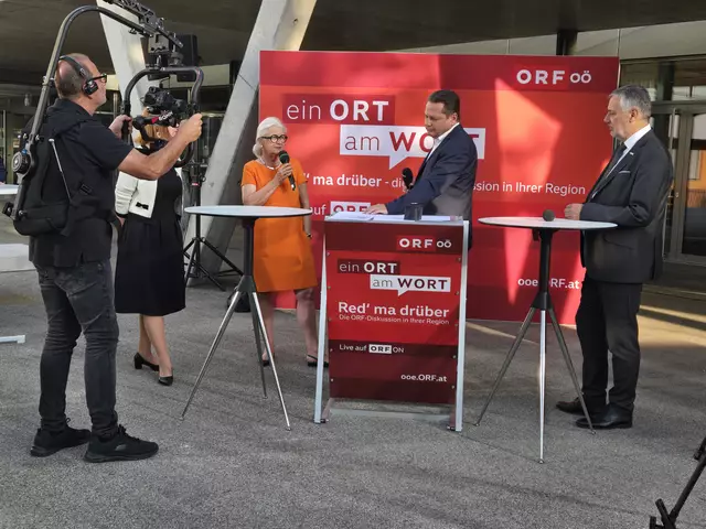 Von links: Gerichtspsychiaterin Heidi Kastner, Moderator Gernot Hörmann und Bildungsdirektor Alfred Klampfer diskutierten in Ried über die Situation an den Schulen.  | Foto: Friedl