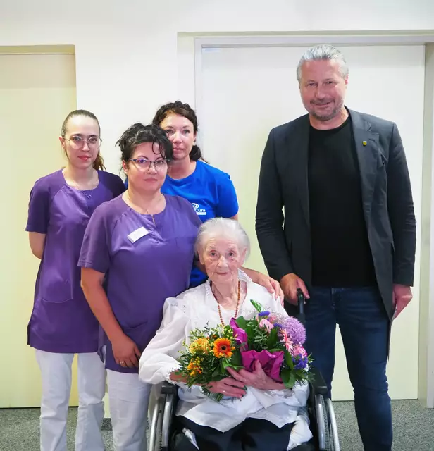 v.li.n.re.: Vanessa Schweiger, Mihaela Adolf, Michaela Krammer, Jubilarin Johanna Rath und Bürgermeister Peter Molnar  | Foto: Stadt Krems