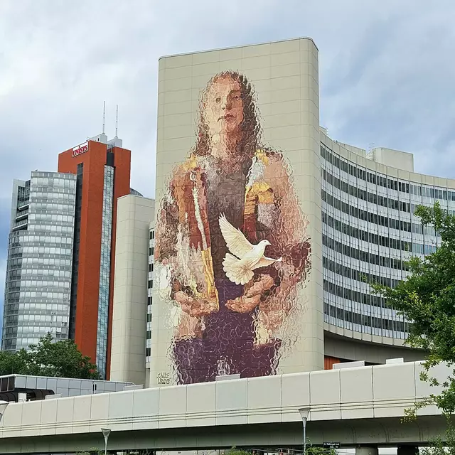 Das Mural des australischen Künstlers Fintan Magee entstand im Vorfeld des letztjährigen Festivals auf einer Wand des Vienna International Center. | Foto: Calle Libre