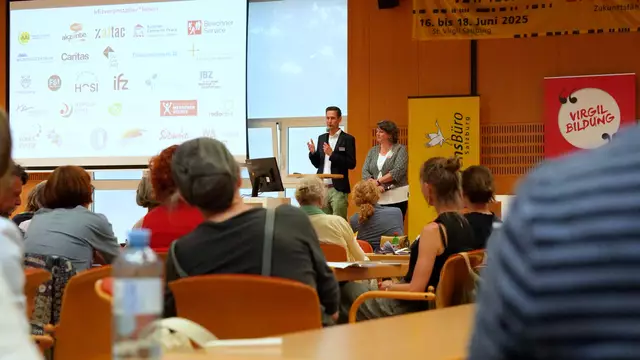 Barbara Sieberth und Jakob Reichenberger bei der Eröffnung.  | Foto: Stefan Schubert