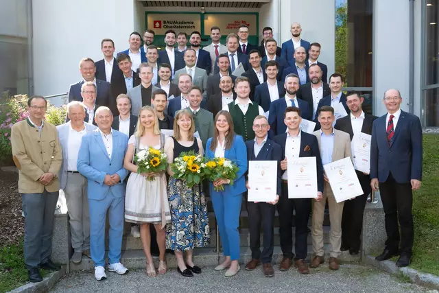Die neuen Baumeister mit den Gratulanten: Bauinnungsmeister Wolfgang Holzhaider (1.v.l.), Josef Rathgeb (3.v.l.), Innungsgeschäftsführer Markus Hofer (1.v.r.) | Foto:  Röbl