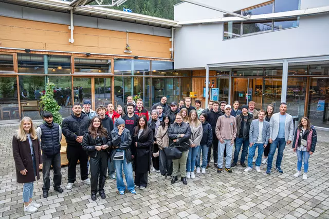 29 SPAR-Lehrlinge im zweiten Lehrjahr trafen sich im Zillertal zum Workshop rund um das Thema Regionalität im Lebensmitteleinzelhandel.

 | Foto: SPAR