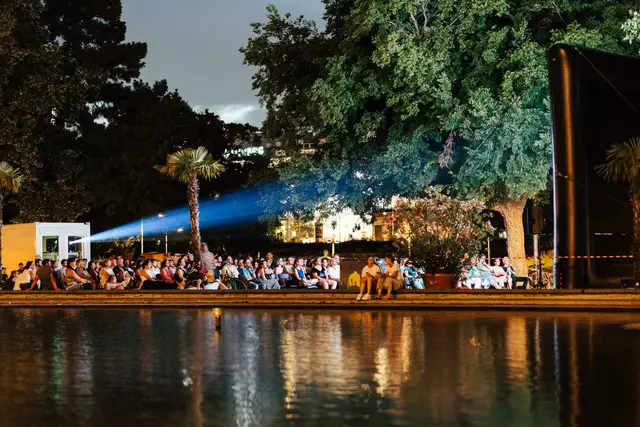 In einmaliger Atmosphäre können Interessierte Filme schauen und den Flair der beleuchteten Karlskirche auf sich wirken lassen. | Foto: Stefan Dworak