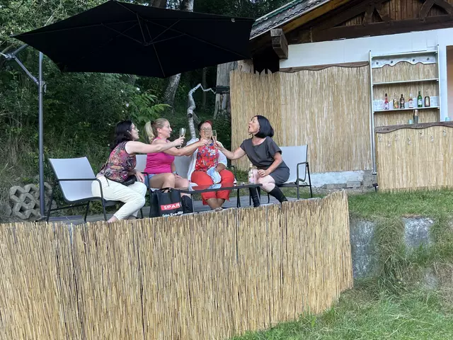 "Millionäre bevorzugt" heißt das neue Stück, das im Juli und August auf der Freilichtbühne Kellebichl aufgeführt wird. | Foto: Dorfbühne Telfes