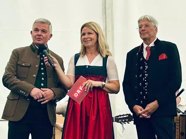 Bürgermeister Franz Pfaller, Sonja Kleindienst und Landeshauptmann Peter Kaiser | Foto: Gemeinde Maria Saal