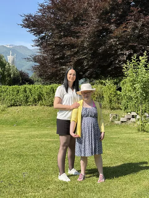 Die Leiterin des Tageszentrums Bruck, Cornelia Gstrein mit Selina. | Foto: Sarah Braun