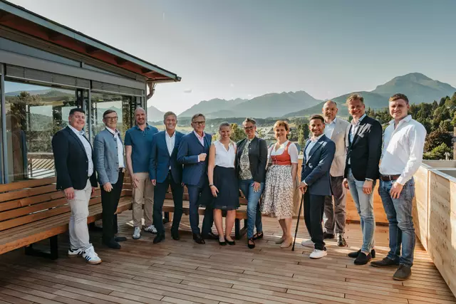 Bei der konstituierenden Sitzung des WKS-Bezirksstellenausschusses Lungau, v. li.: Direktor Heimo Prodinger, Johann Lüftenegger (Bürgermeister St. Margarethen), Markus Jesner, WKS-Direktor Manfred Pammer, WKS-Präsident KommR Peter Buchmüller, Christina Bauer, Melanie Moser, Elke Sampl, WKS-Bezirksstellenleiter Josef Lüftenegger, Clemens Graggaber, WKS-Bezirksstellenobmann Wolfgang Pfeifenberger (Bürgermeister Tamsweg) und Christoph Pausch. | Foto: Anna Wieland