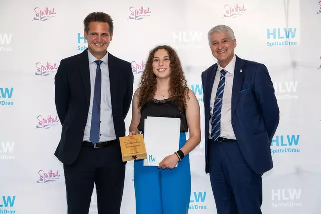Prüfungszeugnisverleihung mit besonderem Geschenk des Klassenvorstandes.

Klassenvorstand Wolfgang Lichtner, Mit lauter Sehr gut ausgzeichnete Maturantin Alina Mössler und Direktor Adolf Lackner | Foto: (c) hlwspittal 2025, Richard Krämmer