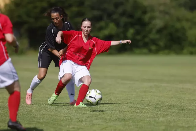 Im Halbfinale mussten sich die Österreicherinnen (rot) bei der Integrations-Fußball-WM am vergangenen Samstag dem Team United im Elferschießen geschlagen geben. | Foto: SSAS/Mandl