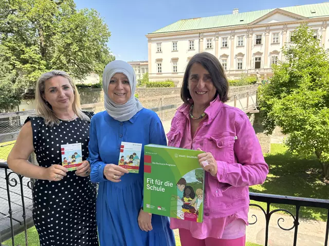 Freuen sich schon auf den Rucksack-Sommer: Ulrike Stefflbauer (rechts im Bild) mit den Stadtteilmüttern Besa (links) und Tezcan. | Foto: Lisa Gold