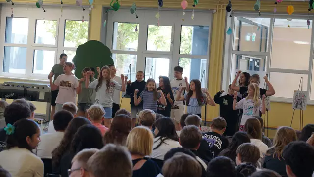 Vor den Mitschülerinnen und Mitschülern wurde auch ein einstudierter Tanz aufgeführt.  | Foto: Schrapf