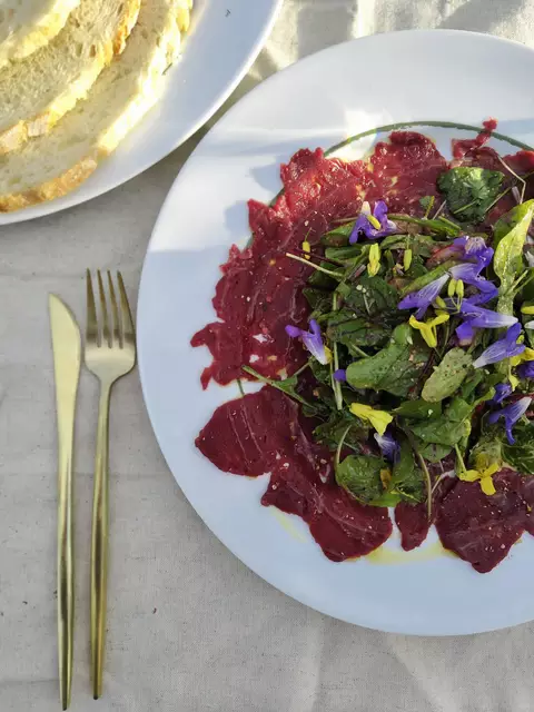 Auch mageres Fleisch, wie hier vom Reh, in Kombination mit Salaten und Sauerteigbrot sind ausgewogene Mahlzeiten im Sommer. | Foto: MeinBezirk