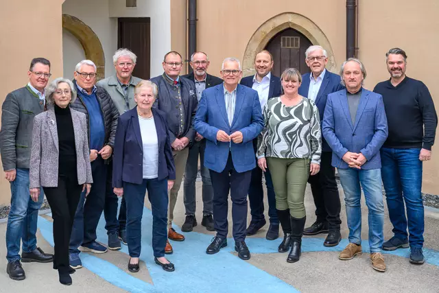 Vorstands-Team des Museumvereins Lauriacum-Enns: Michael Huemer, Helene Ofner, Franz Plochberger, Ernst Eckmayr, Anneliese Wagner, Gerhard Oberreiter, Gernot Halla, Gottfried Kneifel (Obmann), Klaus Rinner, Waltraud Paukner, Reinhardt Harreither, Günther Burgholzer, Laurin Holzleitner (v. li.) | Foto: MVL/Simlinger