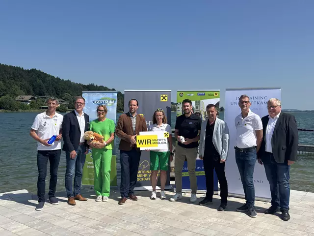 Bei einer gemeinsamen Pressekonferenz am Ufer des Obertrumer Sees gaben die Verantwortlichen einen Überblick zu dem diesjährigen Triathlon. | Foto: Simon Haslauer