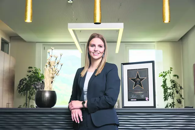 Maria Rohrmoser absolviert ihre Lehre bei der Raiffeisenbank Großarl-Hüttschlag eGen. Sie wurde jetzt zum Lehrling des Monats Juni gekürt. | Foto: WKS/Hechenberger
