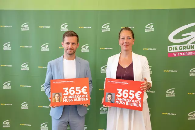 Die Wiener Grünen starteten eine Petition zum Erhalt der 365-Euro-Jahreskarte. Zu sehen: Parteichefs Peter Kraus und Judith Pühringer. | Foto: Valentina Marinelic/MeinBezirk