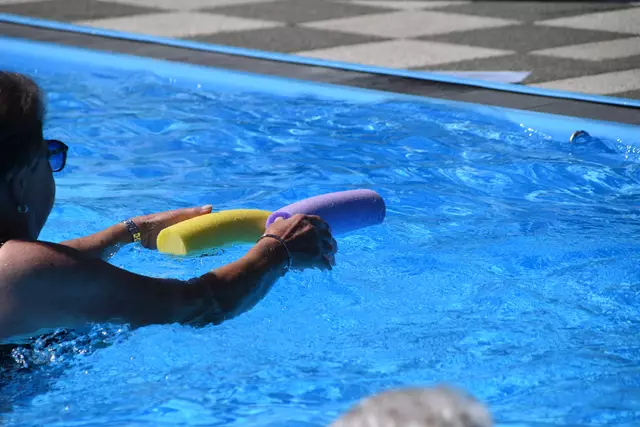 Das Münsterer Freischwimmbad ist sehr beliebt, allerdings auch schon in die Jahre gekommen.  | Foto: Barbara Fluckinger