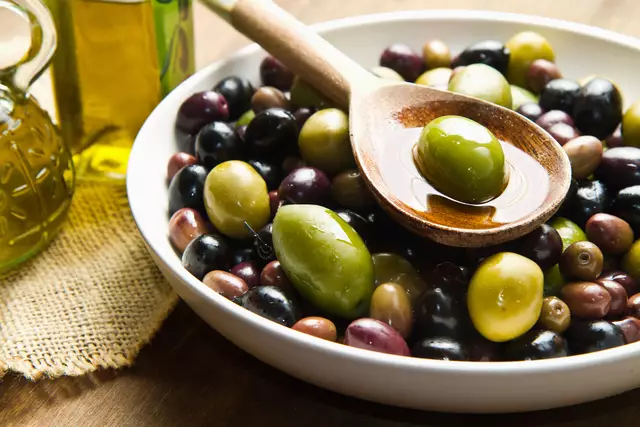 Schwarze Oliven sind oft nicht natürlich gereift, sondern gefärbt. Sie enthalten häufig krebserregendes Acrylamid. | Foto: Smarterpix/lsantilli