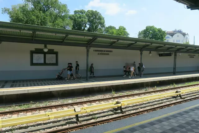 Schönbrunn U-Bahn-Station ohne Sitzbänke | Foto: Patricia Hillinger/MeinBezirk