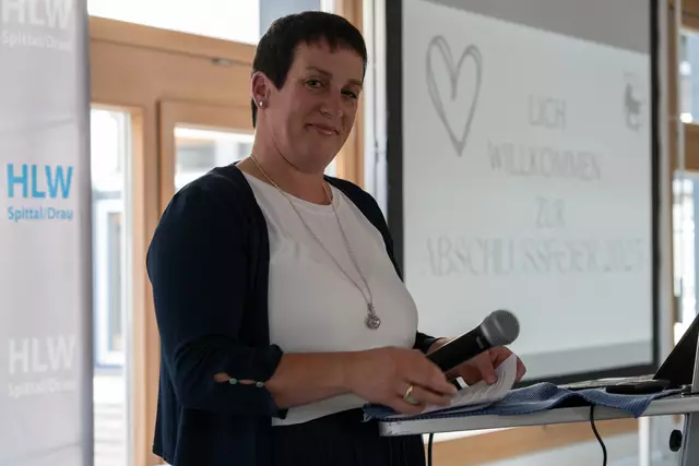Für den Absolventenverein der HLW Spittal wünscht Vorstandsmitglied Irmgard Schluder den Aboslvent:innen alles Gute und bietet Unterstützung in der beruflichen Netzwerkbildung an. | Foto: (c) hlwspittal 2025, Richard Krämmer