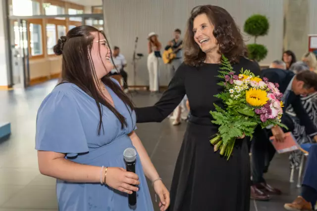 Dank von Laura Pontasch für die stimmungsvolle Moderation an Professorin Petra Götz | Foto: (c) hlwspittal 2025, Richard Krämmer