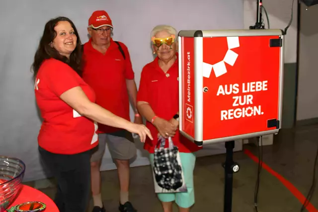 Erst mit einem Erinnerungsfoto aus der "MeinBezirk Fotobox" ging es wieder nach Hause. | Foto: Peter Seper