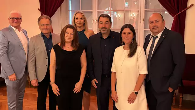 Peter Spicker (l.) mit seiner "Tafelrunde". | Foto: Zezula