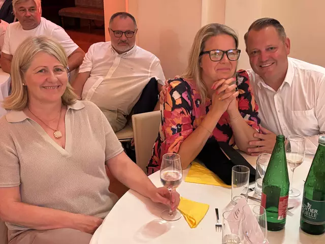 Am Tisch: Karin Scheele, Christian und Patricia Samwald. | Foto: Zezula