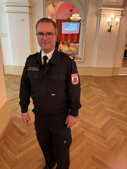 Nahm die Auszeichnung für die Freiwillige Feuerwehr entgegen: Harald Sander | Foto: Zezula