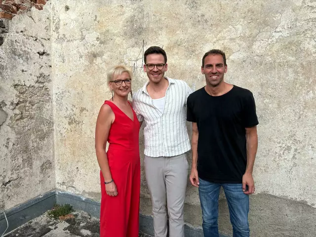 
Elke Hofbauer (Gemeinde Gars), Kabarettist Martin Frank und Veranstalter Peter (Best-Management) gemeinsam vor der Veranstaltung auf der Burg Gars. | Foto: Manuela Danzinger