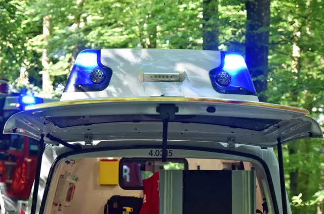Alle drei Unfallbeteiligten wurden ins Krankenhaus gebracht. (Symbolbild) | Foto: PantherMedia / Spitzi
