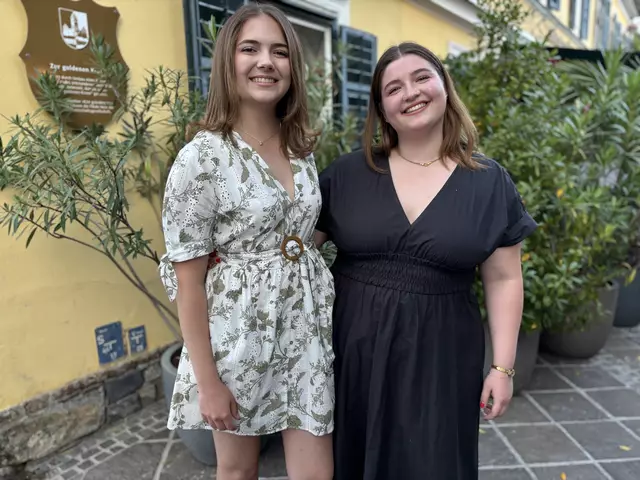 Ronja Hierzer (l.) und Carmen Binder sangen bei der Weizer Big Band Nacht. | Foto: MeinBezirk/Hofmüller