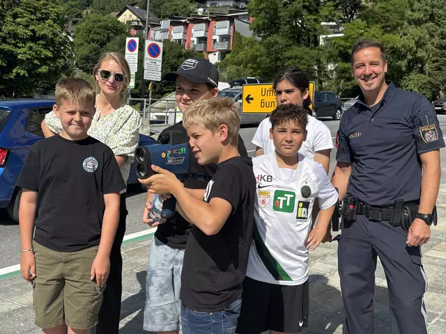 Auch der Einsatz einer Radarpistole wurde geübt. Die Polizei Imst war eine der beliebtesten Stationen in der Imster Ministadt.