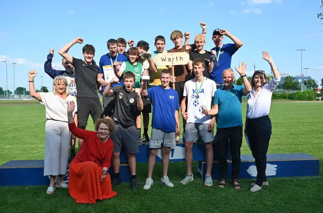 Bildungs-Landesrätin Christiane Teschl-Hofmeister (vorne links) mit dem siegreichen Burschenteam der LFS Warth | Foto: Jürgen Mück