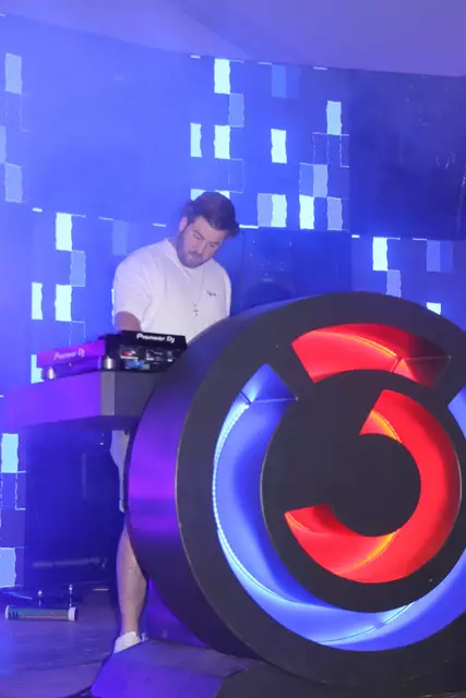 Der Höhepunkt: Ö3-DJ Michael Oberhuber, der mit seinem Mix aus aktuellen Charts, Klassikern und echten Partyhits die Menge zum Kochen brachte.  | Foto: Alejandra Ortiz