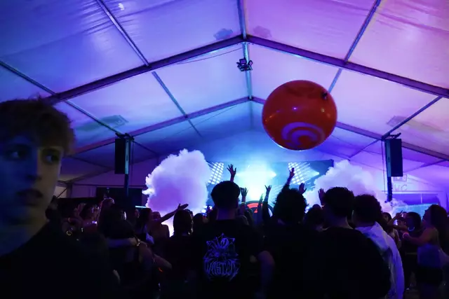 Besonders beliebt war der große aufblasbare Ball, der durch das Publikum wanderte und für jede Menge Spaß und Bewegung sorgte.  | Foto: Alejandra Ortiz