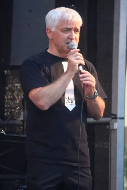 Bandleader Christoph Pfeiffer moderierte und spielte auch beim Big Band Weiz Open Air mit. | Foto: MeinBezirk/Hofmüller