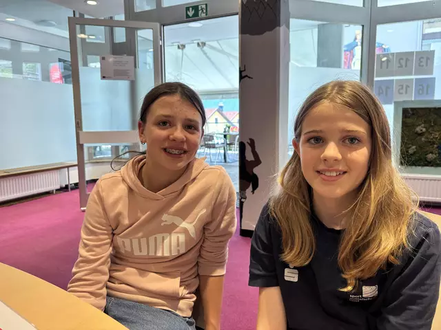 Mariella und Selina lernten, wie eine Spiegelreflexkamera funktioniert.