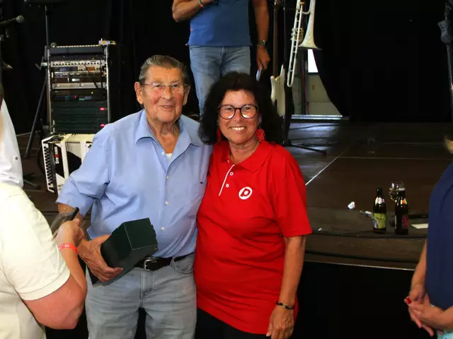 Der älteste Teilnehmer - Robert Bednar (95) wurde von Birgit Gerstorfer ausgezeichnet. | Foto: Peter Seper
