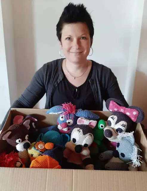 Nicole Astl spendet jährlich hunderte gehäkelte Tiere an die Kinderonkologie Graz. | Foto: Nicole Astl