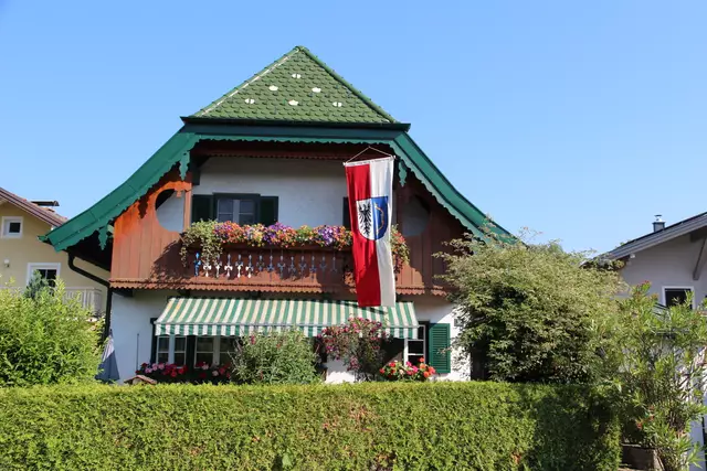 Bei strahlenden Wetter und zahlreichen Besuchern fanden Fronleichnams - Messe  im Schlosshof und die Prozession im Schlosspark statt.