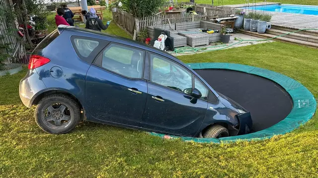 Am Königsberg verirrte sich eine Person samt Pkw und aus unbekannten Gründen endete diese Fahrt auf einem Trampolin. | Foto: Bfkdo Amstetten / FF Hollenstein