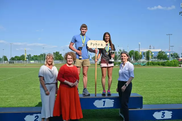 44. Sportfest der Landwirtschaftsschulen NÖ: Schulinspektorin Agnes Karpf-Riegler, Bildungs-Landesrätin Christiane Teschl-Hofmeister, Franz Huber (bester Athlet), Kimberley Daxbeck (beste Athletin) und LAKO-Leiterin Martina Piribauer | Foto: Jürgen Mück