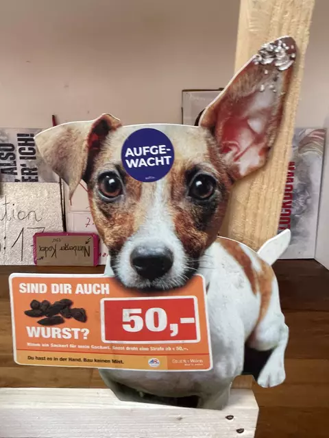 Die typischen Wiener Schilder, die dazu motivieren sollen Hundstrümmerl einzusammeln, einmal anders  | Foto: Josef Goldhofer