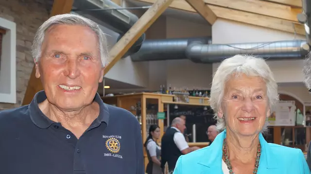 Dieter Lhota mit seiner Frau Christine. Er erhielt die höchste Auszeichnung der Rotarier, den Paul Harris Fellow. 